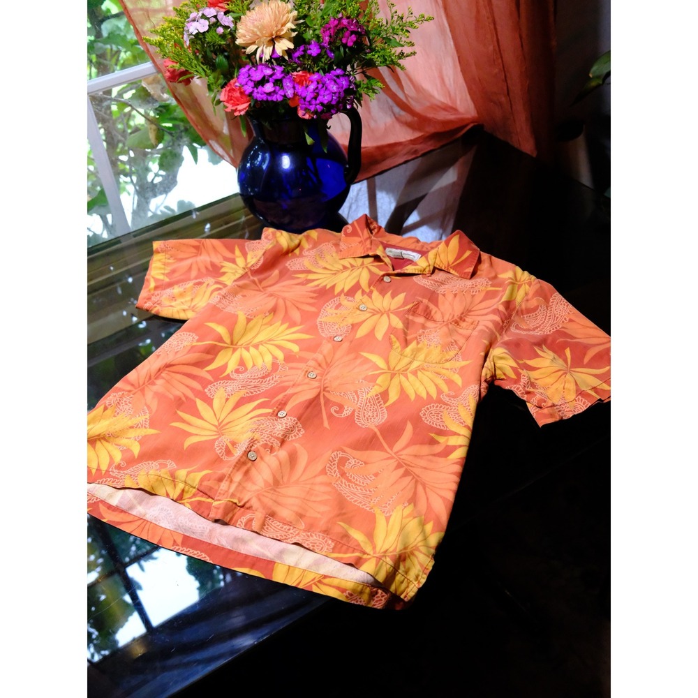 Tommy‎ Bahama 100% Silk  Medium Short Sleeve Hawaiian Button Up